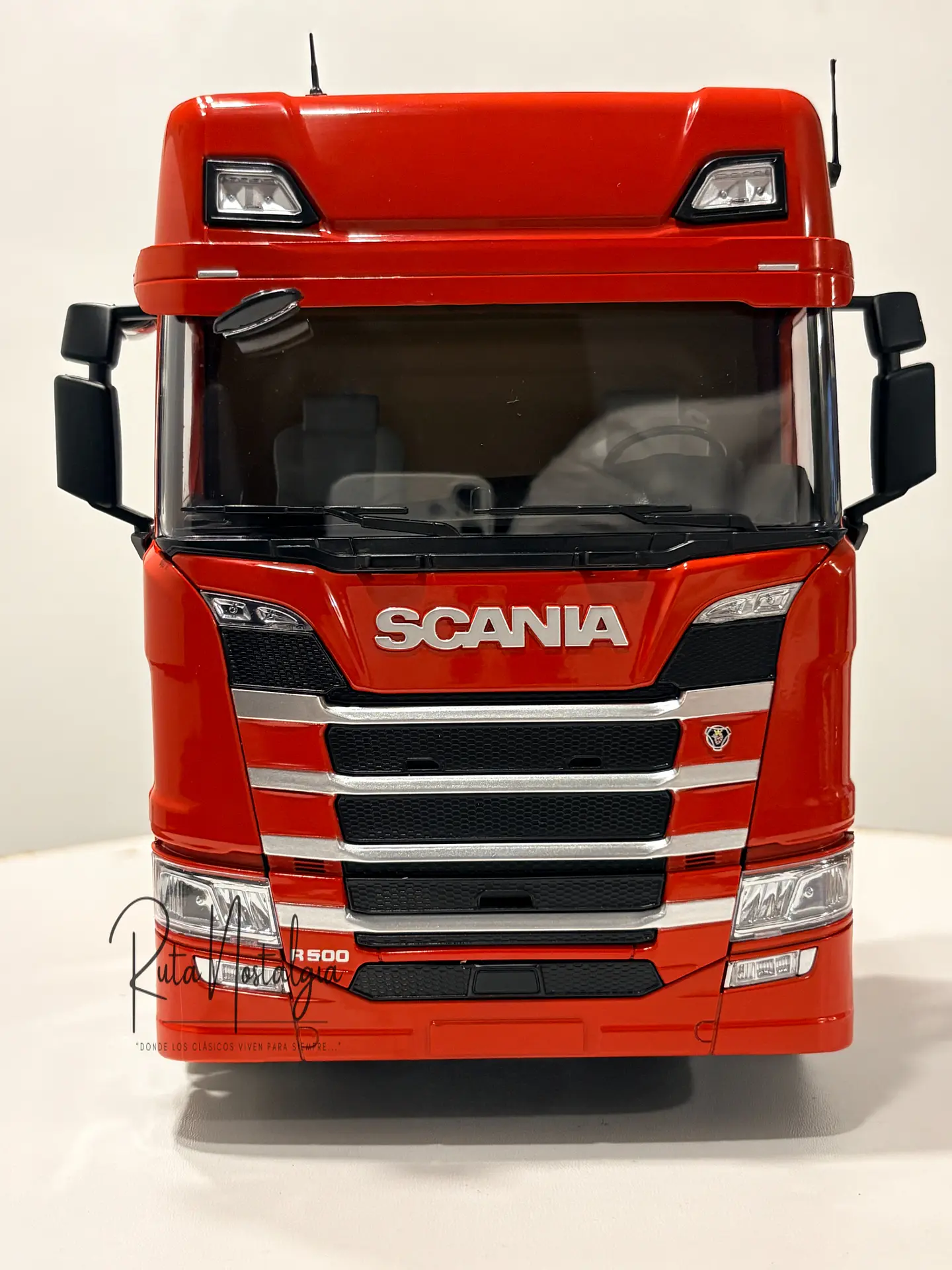 Camión a escala Scania R-Series Topline 2019 | 1:18 Premium ClassiXXs by IXO | MODELO SIN CAJA EXTERNA.  ACCESORIO INTERNO SUELTO. 2