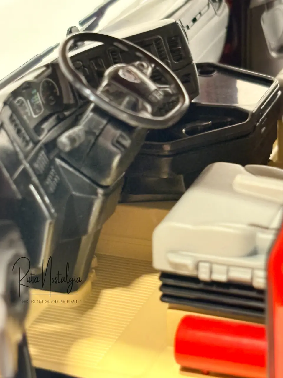 Camión a escala Scania R-Series Topline 2019 | 1:18 Premium ClassiXXs by IXO | MODELO SIN CAJA EXTERNA.  ACCESORIO INTERNO SUELTO. 3