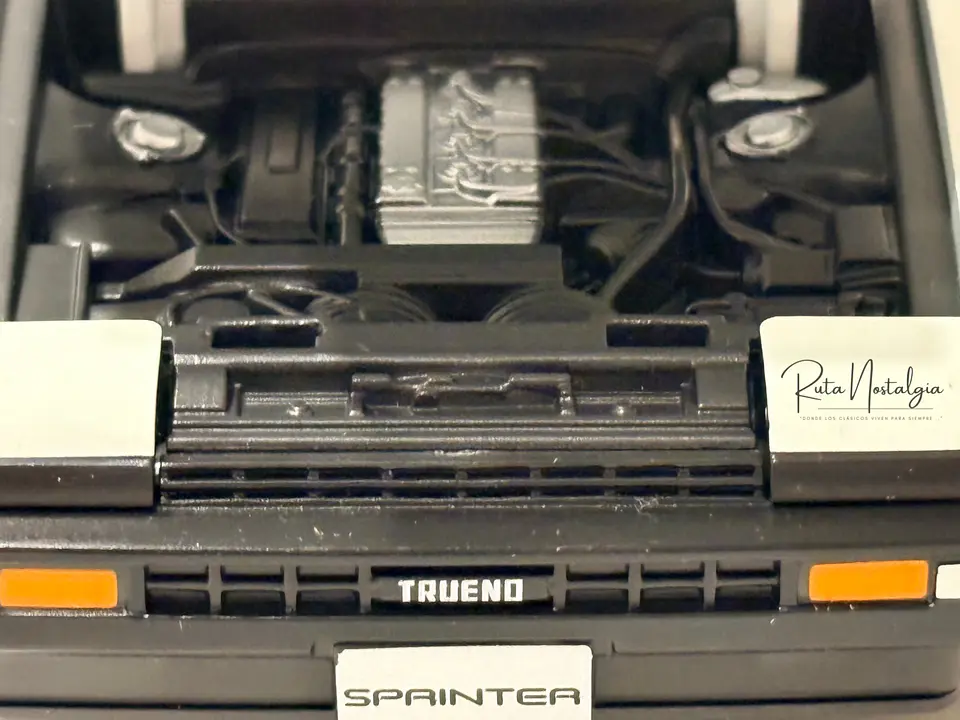 Auto Toyota Sprinter Trueno AE86 Blanco Negro Maisto 1:24 | CAJA DE CARTÓN CON DETALLES 3