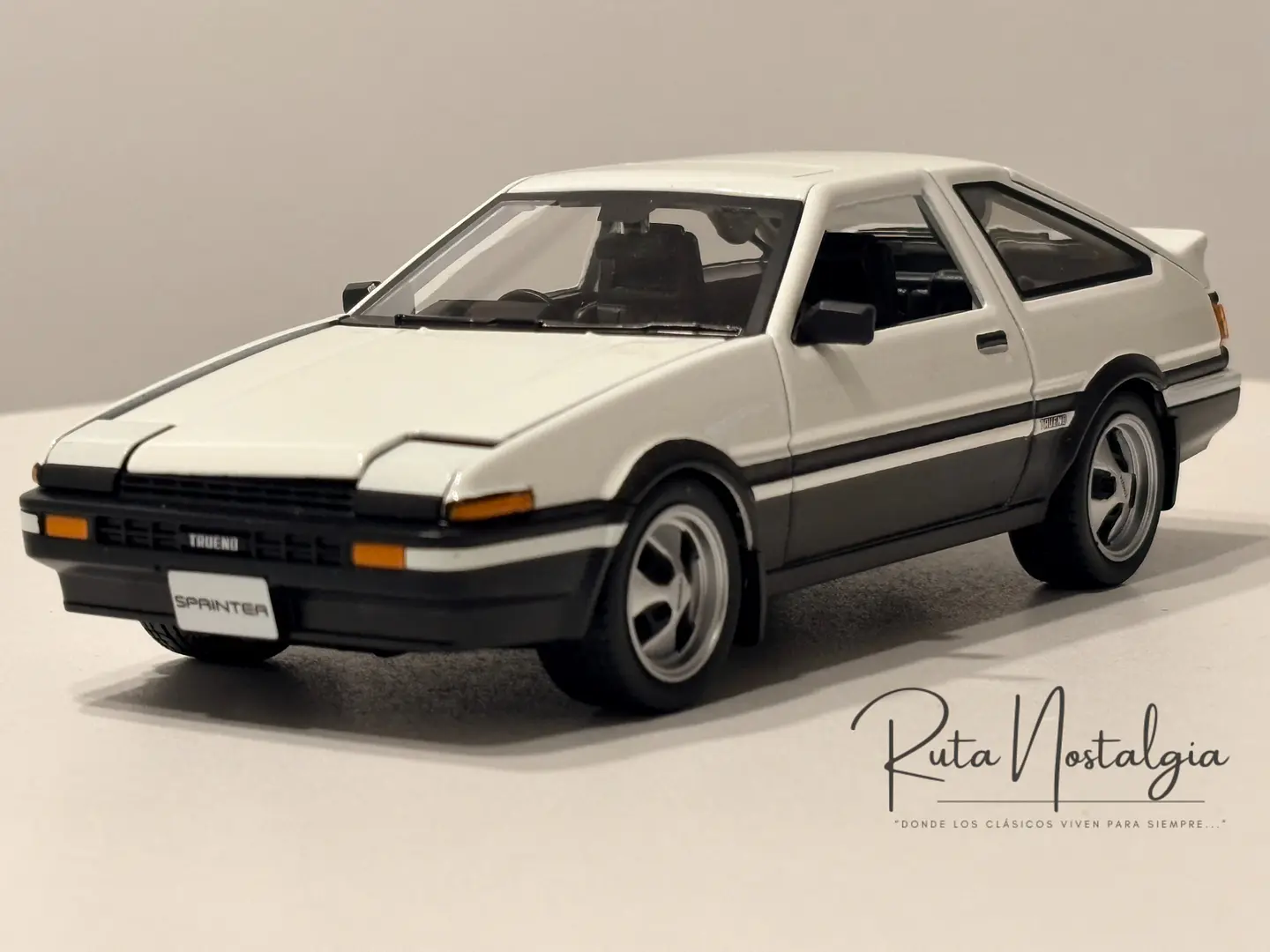 Auto Toyota Sprinter Trueno AE86 Blanco Negro Maisto 1:24 | CAJA DE CARTÓN CON DETALLES 4