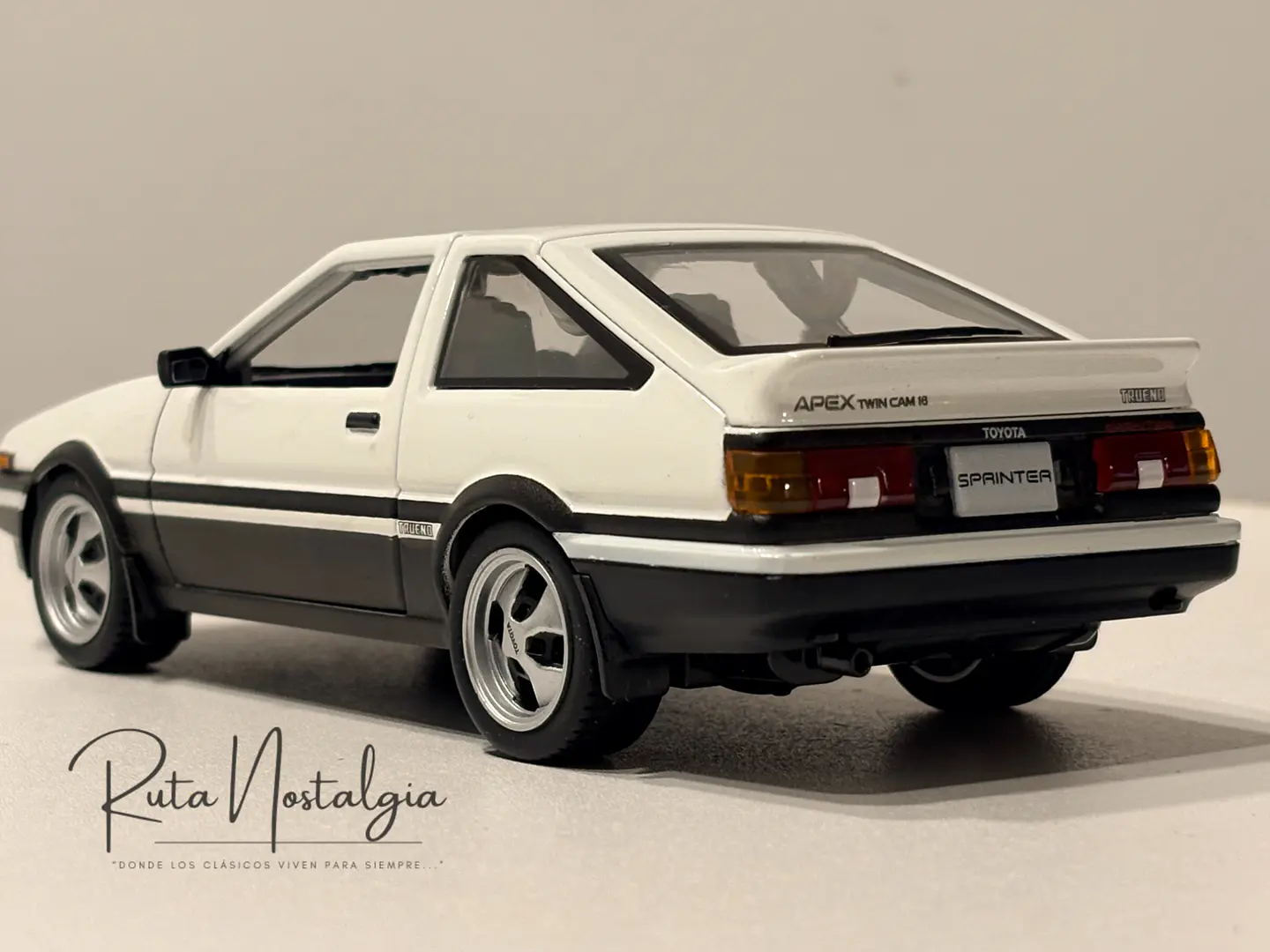 Auto Toyota Sprinter Trueno AE86 Blanco Negro Maisto 1:24 | CAJA DE CARTÓN CON DETALLES 6