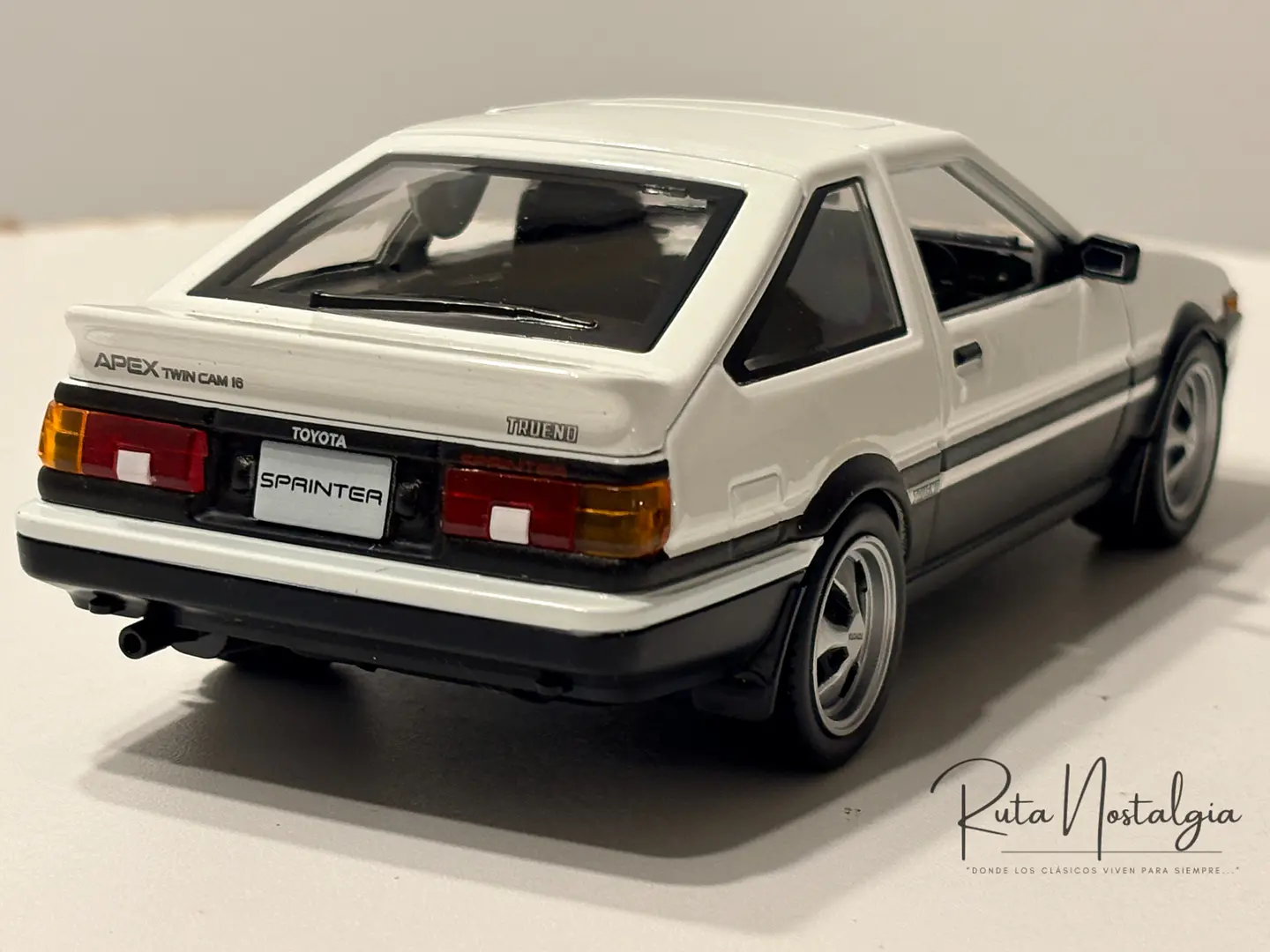 Auto Toyota Sprinter Trueno AE86 Blanco Negro Maisto 1:24 | CAJA DE CARTÓN CON DETALLES 7