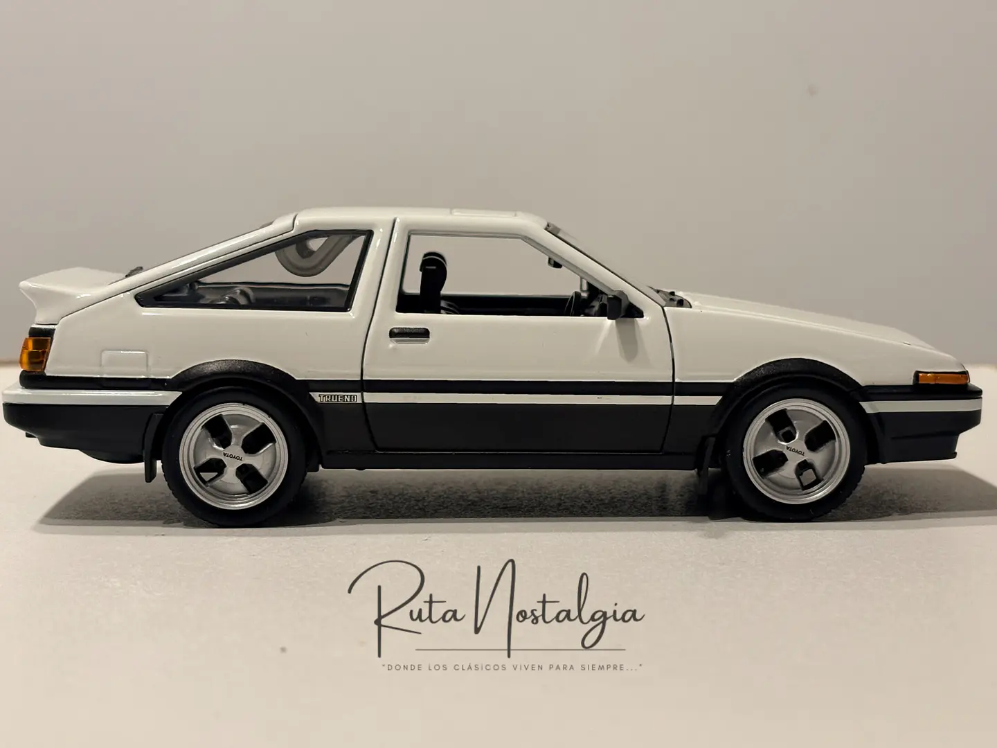 Auto Toyota Sprinter Trueno AE86 Blanco Negro Maisto 1:24 | CAJA DE CARTÓN CON DETALLES 8