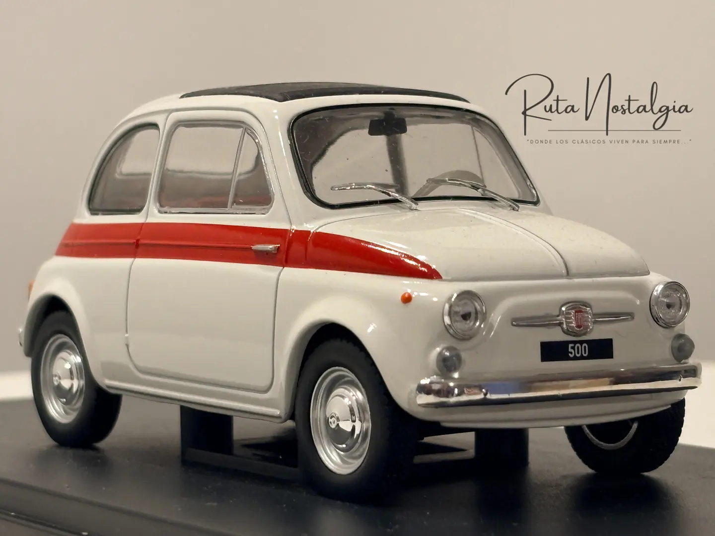 Fiat 500 1960 White/Red WhiteBox 1:24 | Auto Italiano Clásico de Colección - MODELO SIN CAJA 1