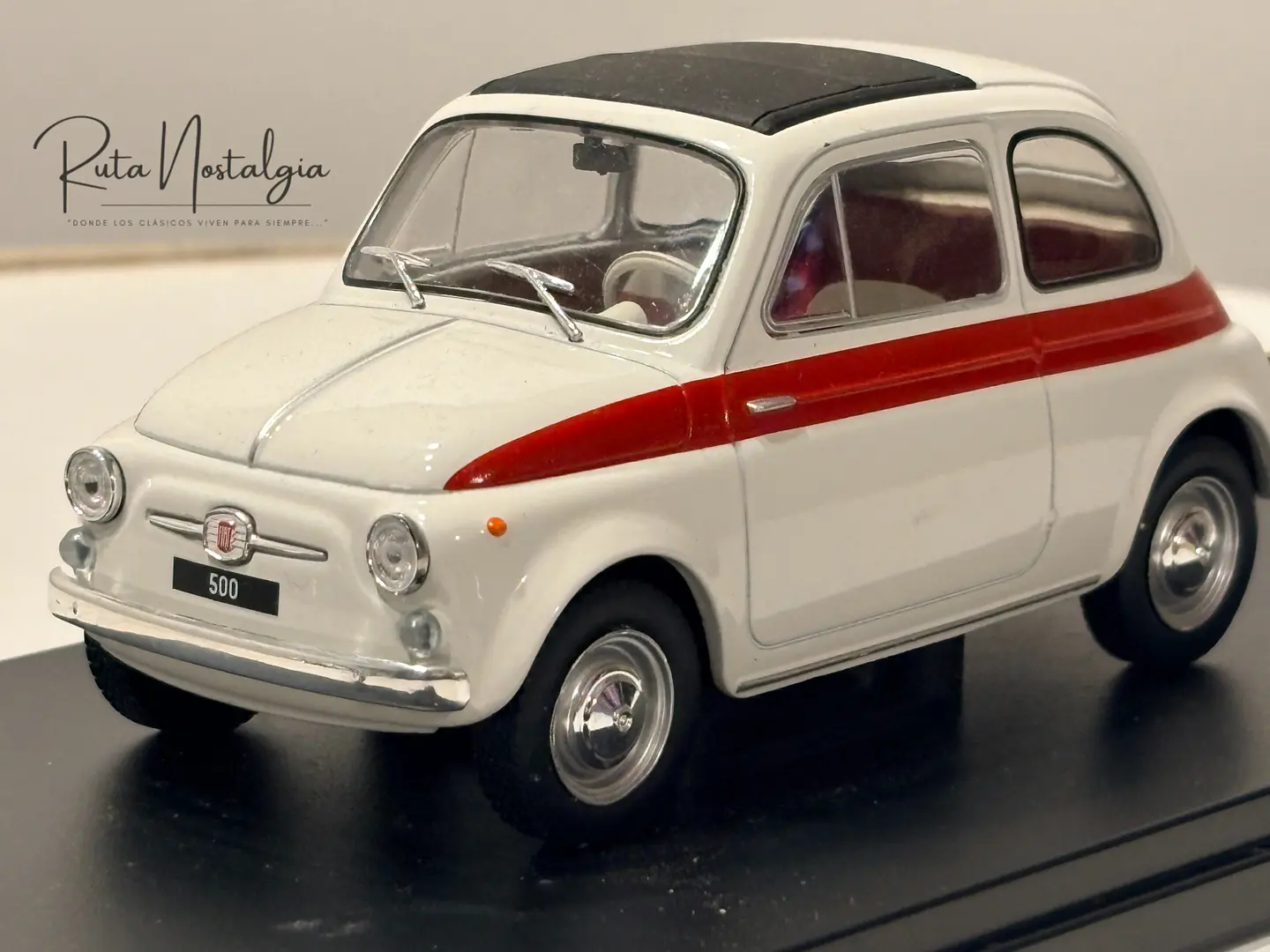 Fiat 500 1960 White/Red WhiteBox 1:24 | Auto Italiano Clásico de Colección - MODELO SIN CAJA 3