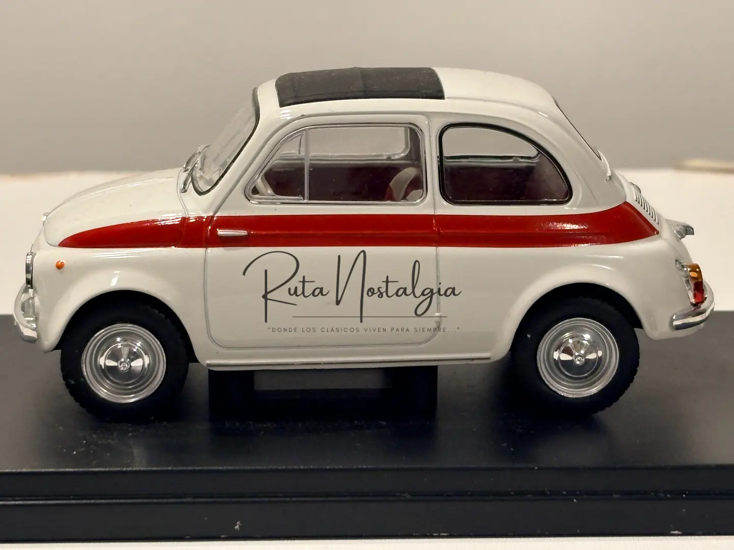 Fiat 500 1960 White/Red WhiteBox 1:24 | Auto Italiano Clásico de Colección - MODELO SIN CAJA 4
