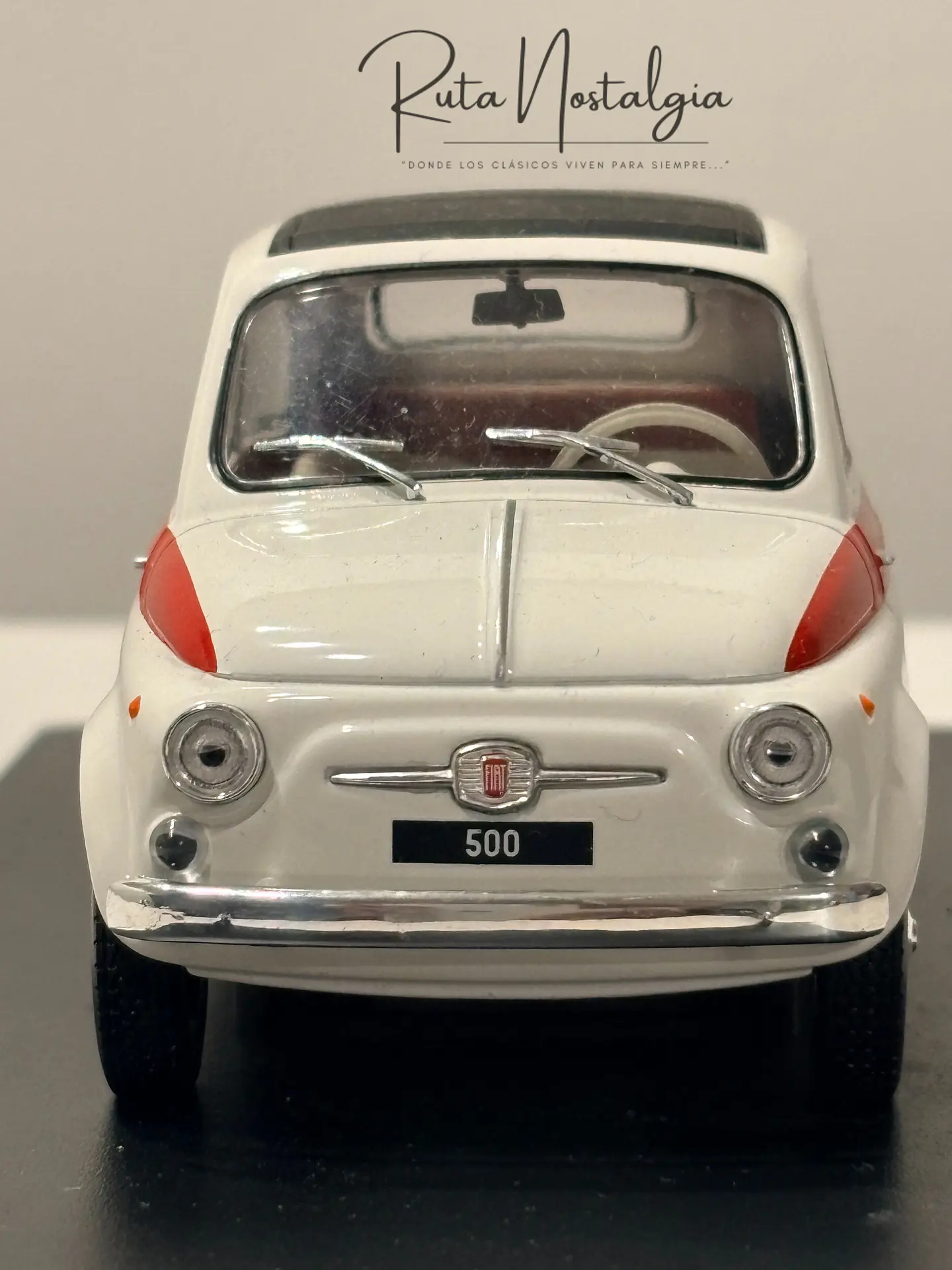 Fiat 500 1960 White/Red WhiteBox 1:24 | Auto Italiano Clásico de Colección - MODELO SIN CAJA 2
