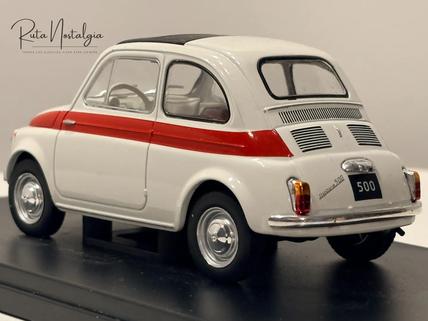 Fiat 500 1960 White/Red WhiteBox 1:24 | Auto Italiano Clásico de Colección - MODELO SIN CAJA 5