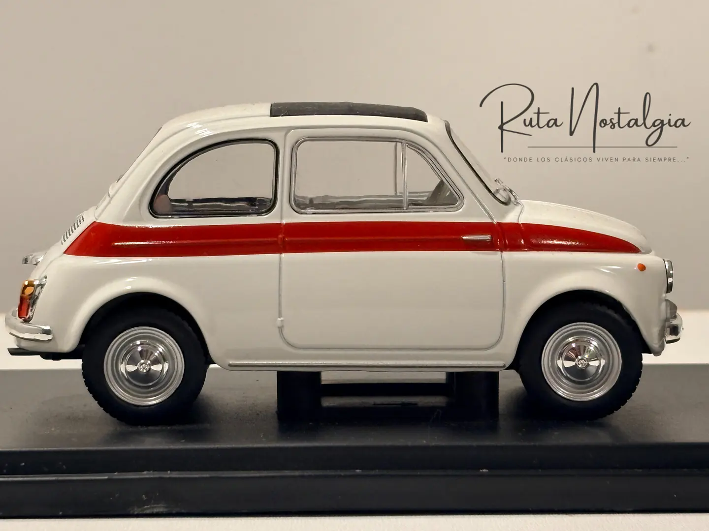 Fiat 500 1960 White/Red WhiteBox 1:24 | Auto Italiano Clásico de Colección - MODELO SIN CAJA 7