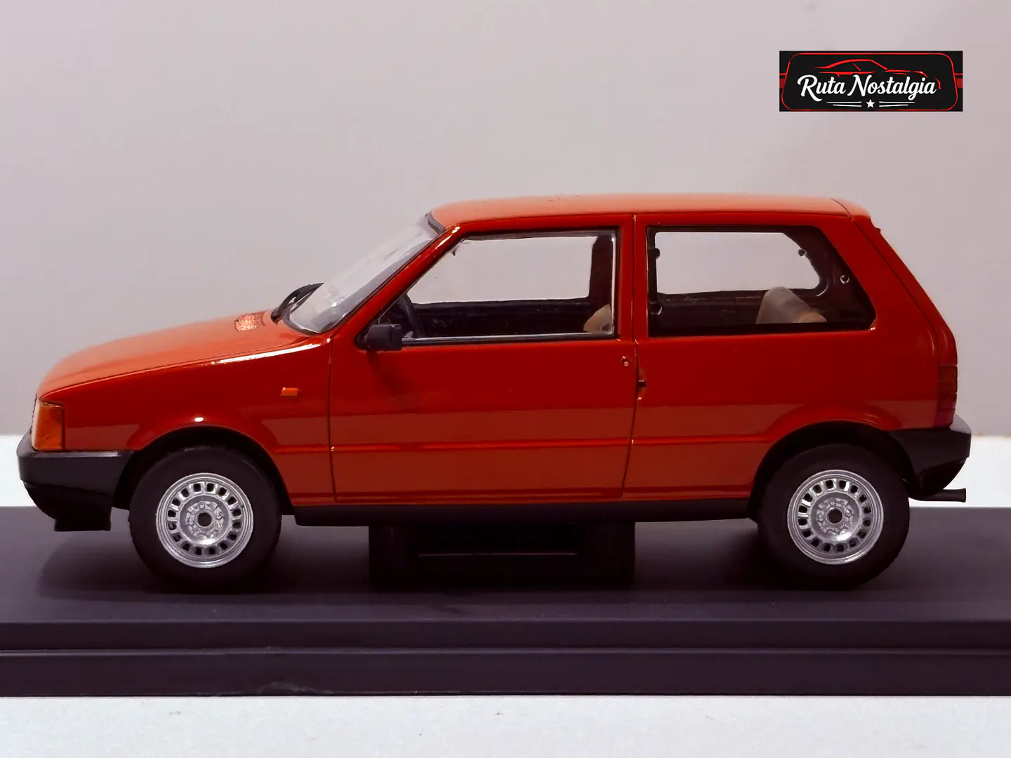 Fiat Uno 45 1983 WhiteBox 1:24 Rojo | Car of Year 1984 4