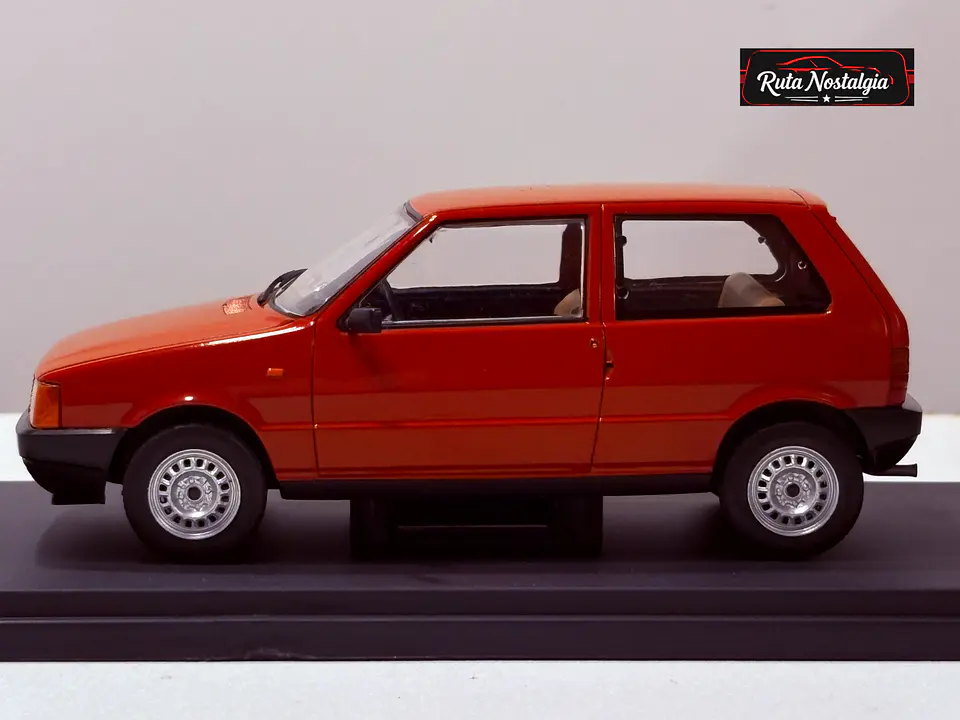 Fiat Uno 45 1983 WhiteBox 1:24 Rojo | Car of Year 1984 4