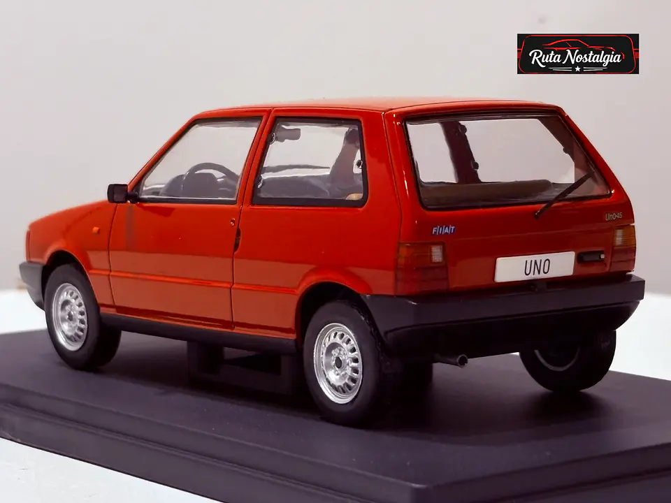 Fiat Uno 45 1983 WhiteBox 1:24 Rojo | Car of Year 1984 5