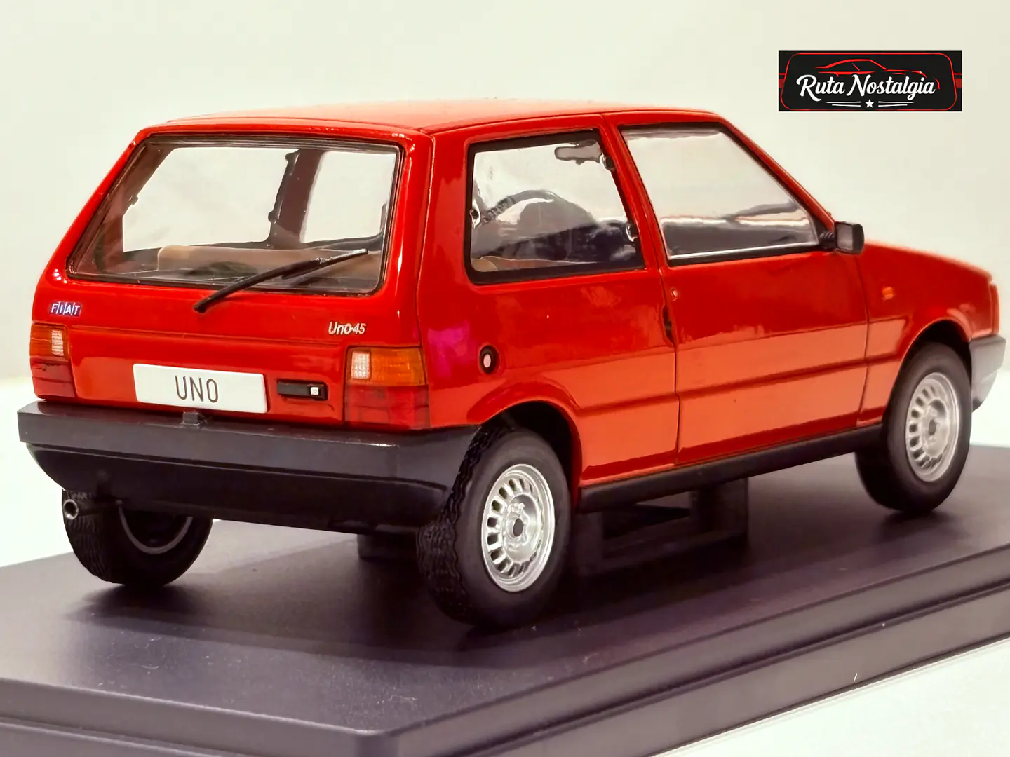 Fiat Uno 45 1983 WhiteBox 1:24 Rojo | Car of Year 1984 6