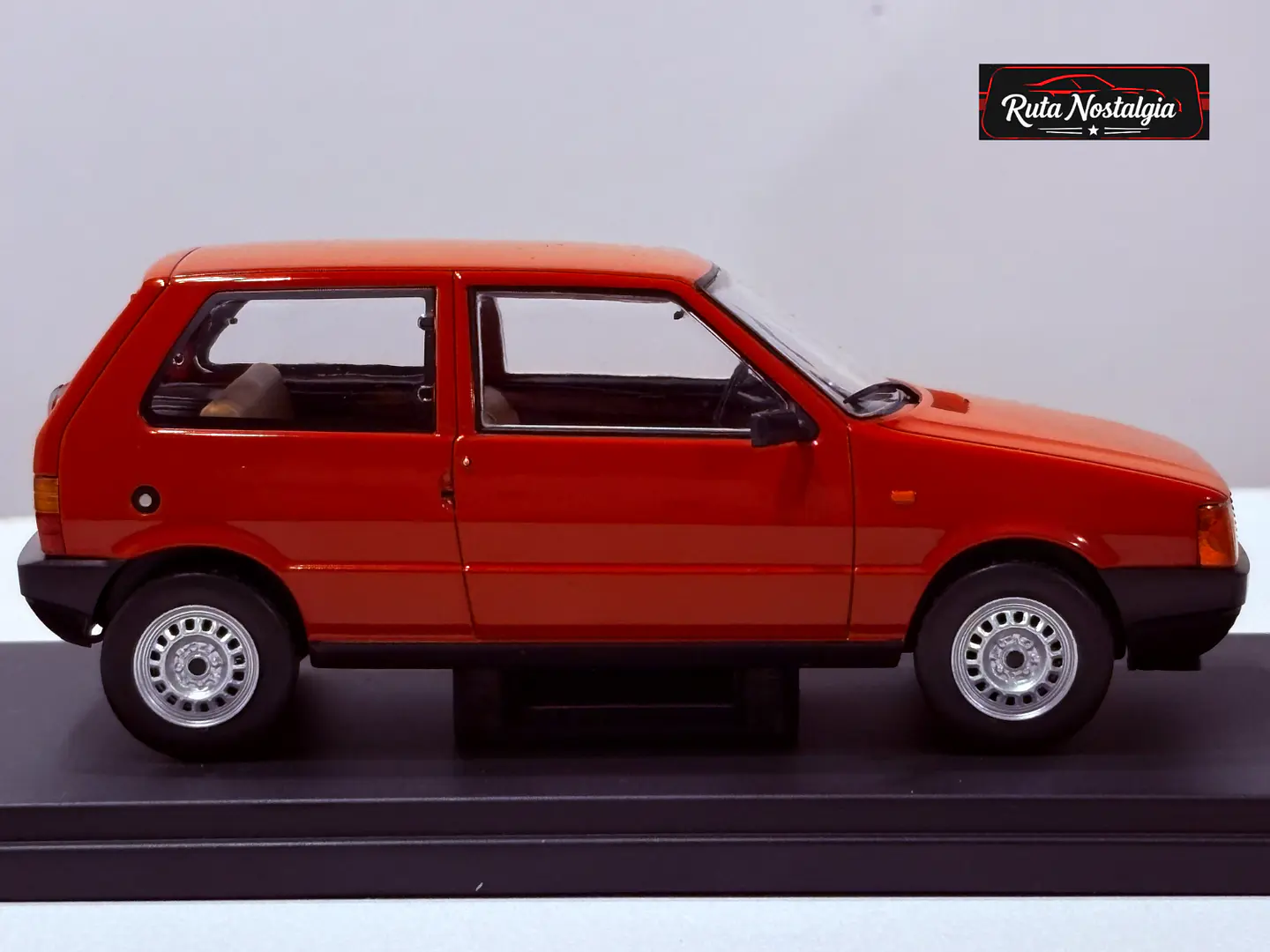 Fiat Uno 45 1983 WhiteBox 1:24 Rojo | Car of Year 1984 7