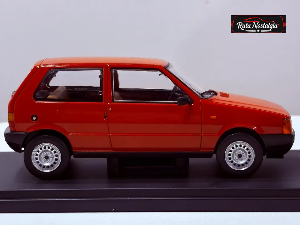 Fiat Uno 45 1983 WhiteBox 1:24 Rojo | Car of Year 1984 7