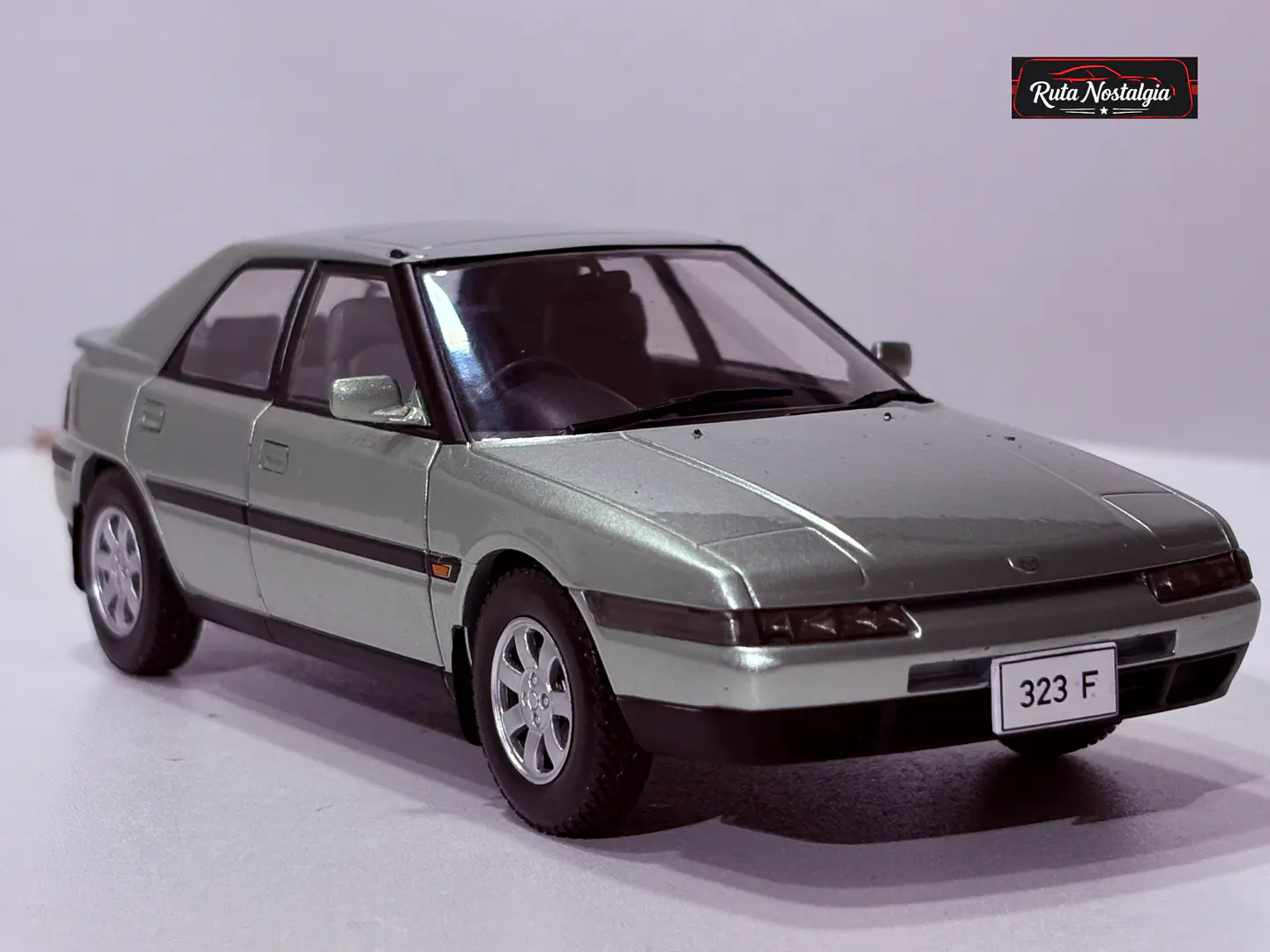 Mazda 323F 1989 WhiteBox 1:24 | Pop-up Clásico 1