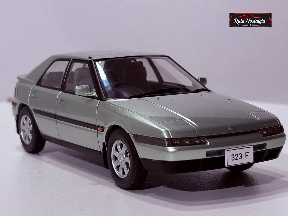 Mazda 323F 1989 WhiteBox 1:24 | Pop-up Clásico 1