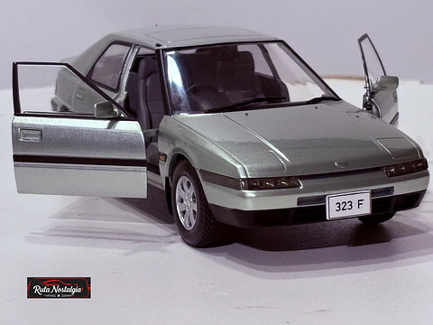 Auto Mazda 323F (1989) | WhiteBox Escala 1:24