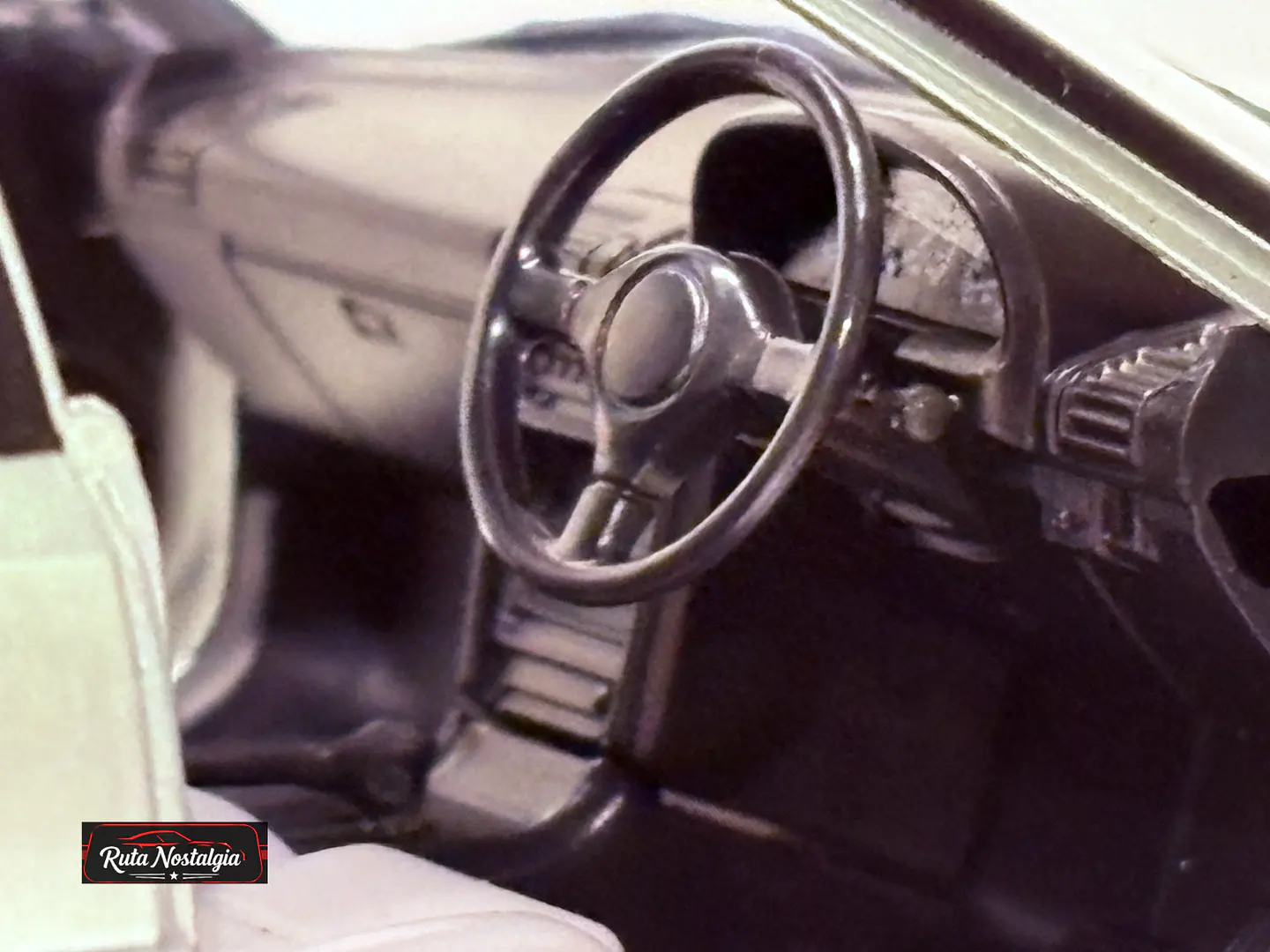 Mazda 323F 1989 WhiteBox 1:24 | Pop-up Clásico 3