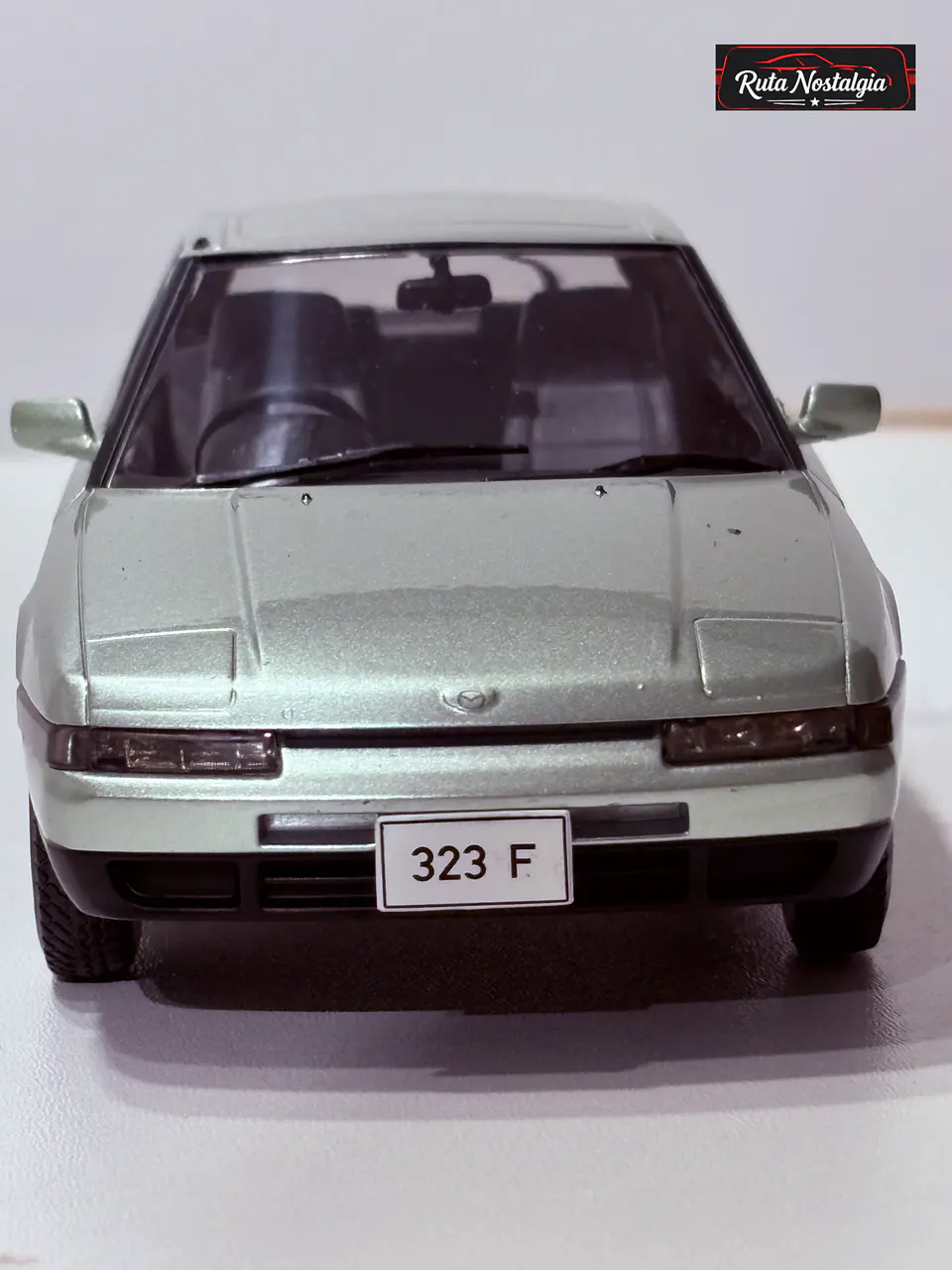 Mazda 323F 1989 WhiteBox 1:24 | Pop-up Clásico 4
