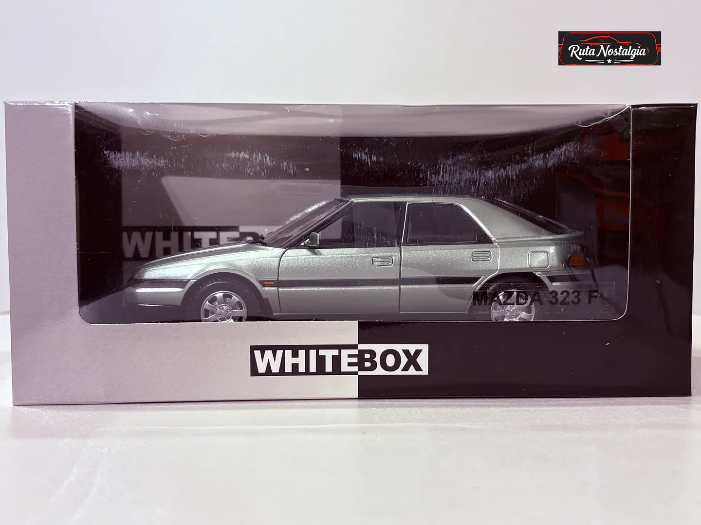 Mazda 323F 1989 WhiteBox 1:24 | Pop-up Clásico 11