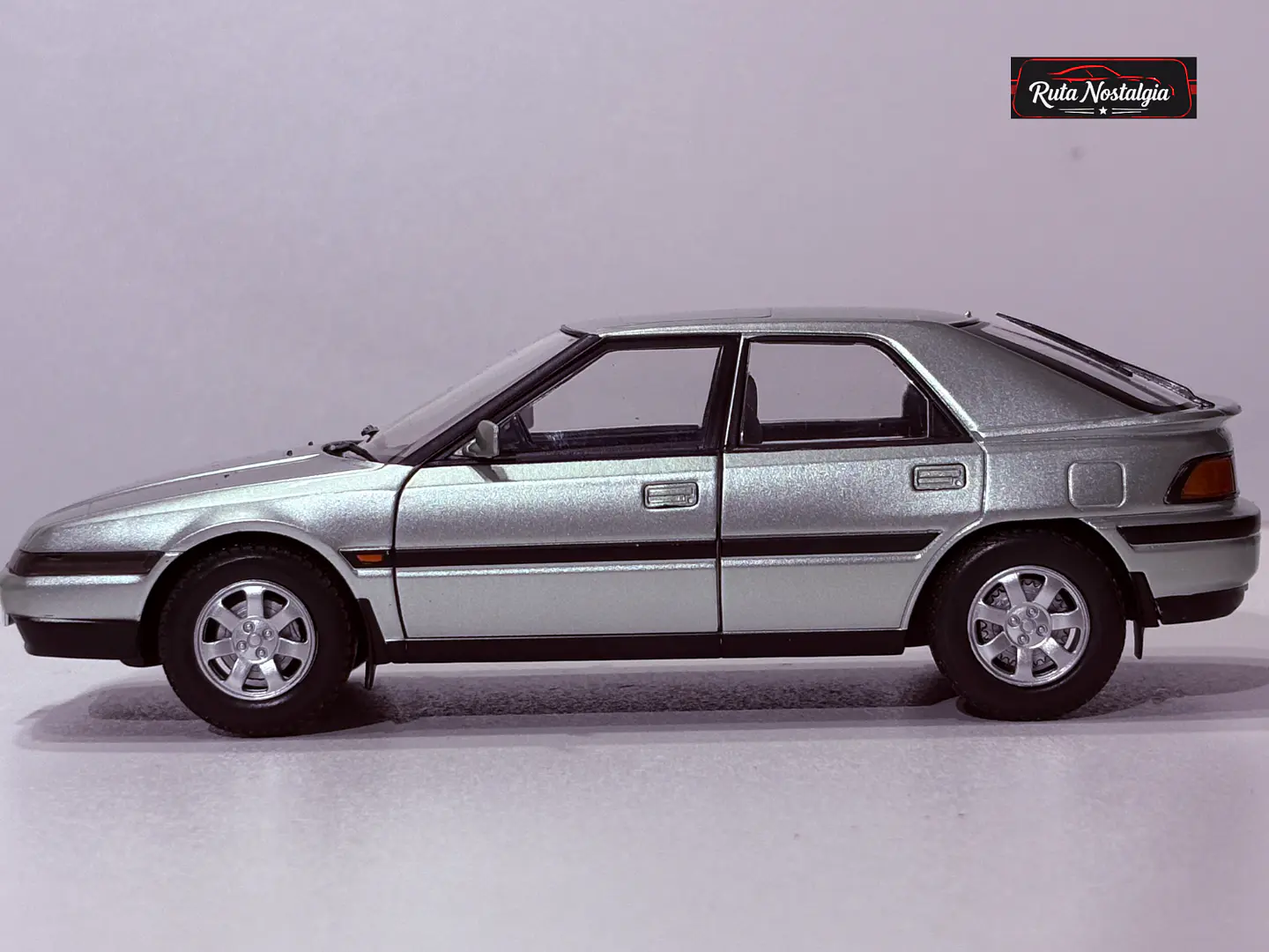 Mazda 323F 1989 WhiteBox 1:24 | Pop-up Clásico 6