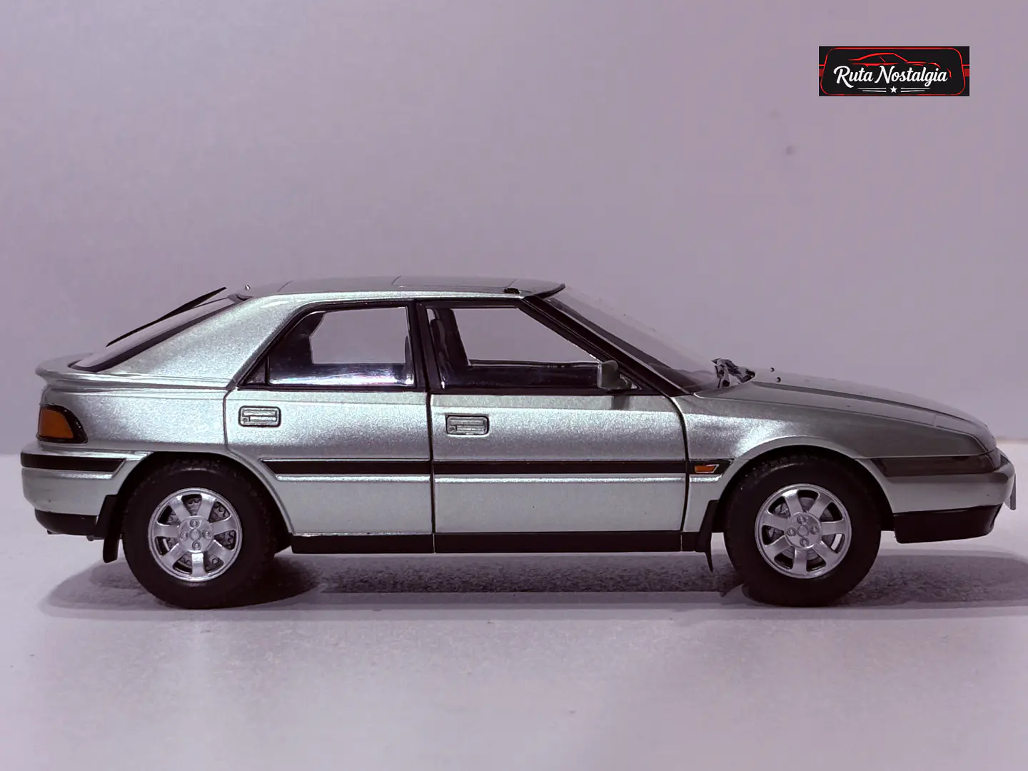 Mazda 323F 1989 WhiteBox 1:24 | Pop-up Clásico 9