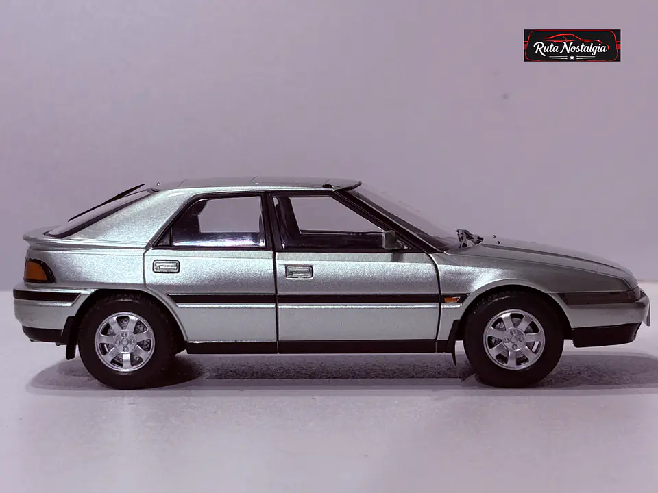 Mazda 323F 1989 WhiteBox 1:24 | Pop-up Clásico 9