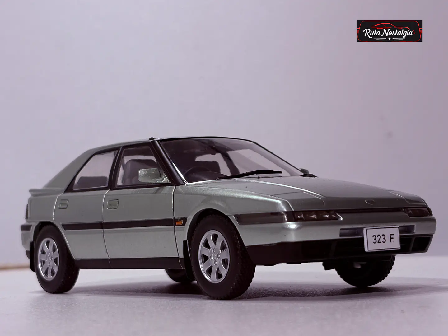 Mazda 323F 1989 WhiteBox 1:24 | Pop-up Clásico 10
