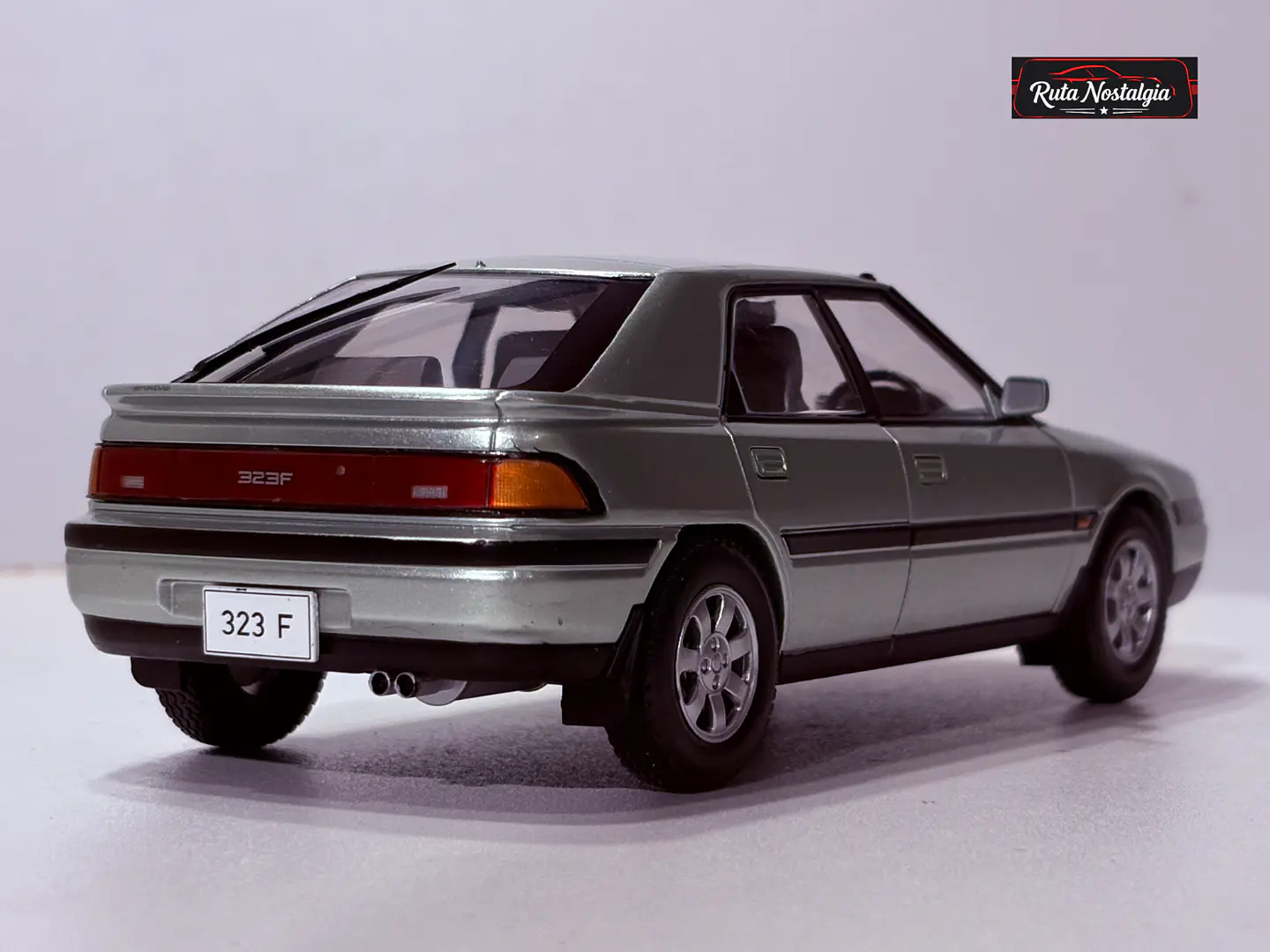 Mazda 323F 1989 WhiteBox 1:24 | Pop-up Clásico 8