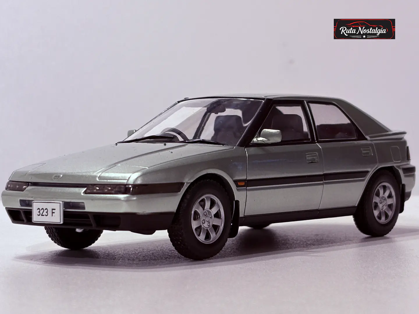 Mazda 323F 1989 WhiteBox 1:24 | Pop-up Clásico 5
