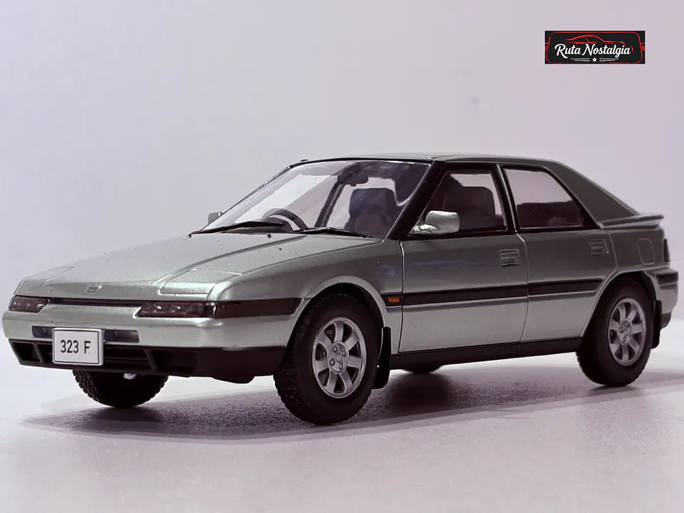 Mazda 323F 1989 WhiteBox 1:24 | Pop-up Clásico 5