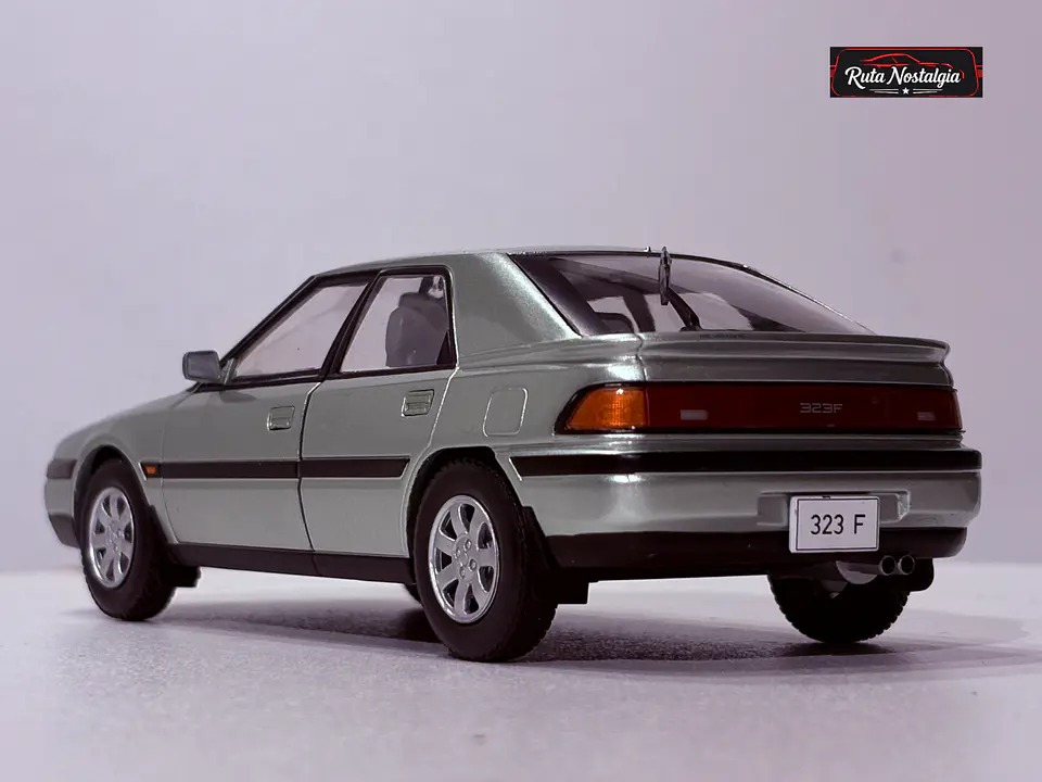 Mazda 323F 1989 WhiteBox 1:24 | Pop-up Clásico 7