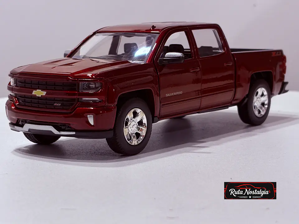 Camioneta Chevrolet Silverado 1500 LT Z71 4x4 2017 | Motormax 1:24 4