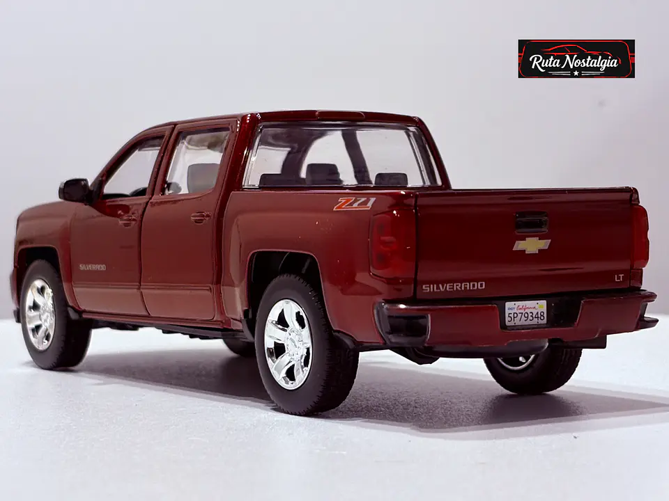 Camioneta Chevrolet Silverado 1500 LT Z71 4x4 2017 | Motormax 1:24 6