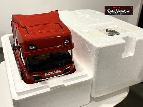 Camión a escala Scania R-Series Topline 2019 | 1:18 Premium ClassiXXs by IXO | MODELO SIN CAJA EXTERNA.  ACCESORIO INTERNO SUELTO.