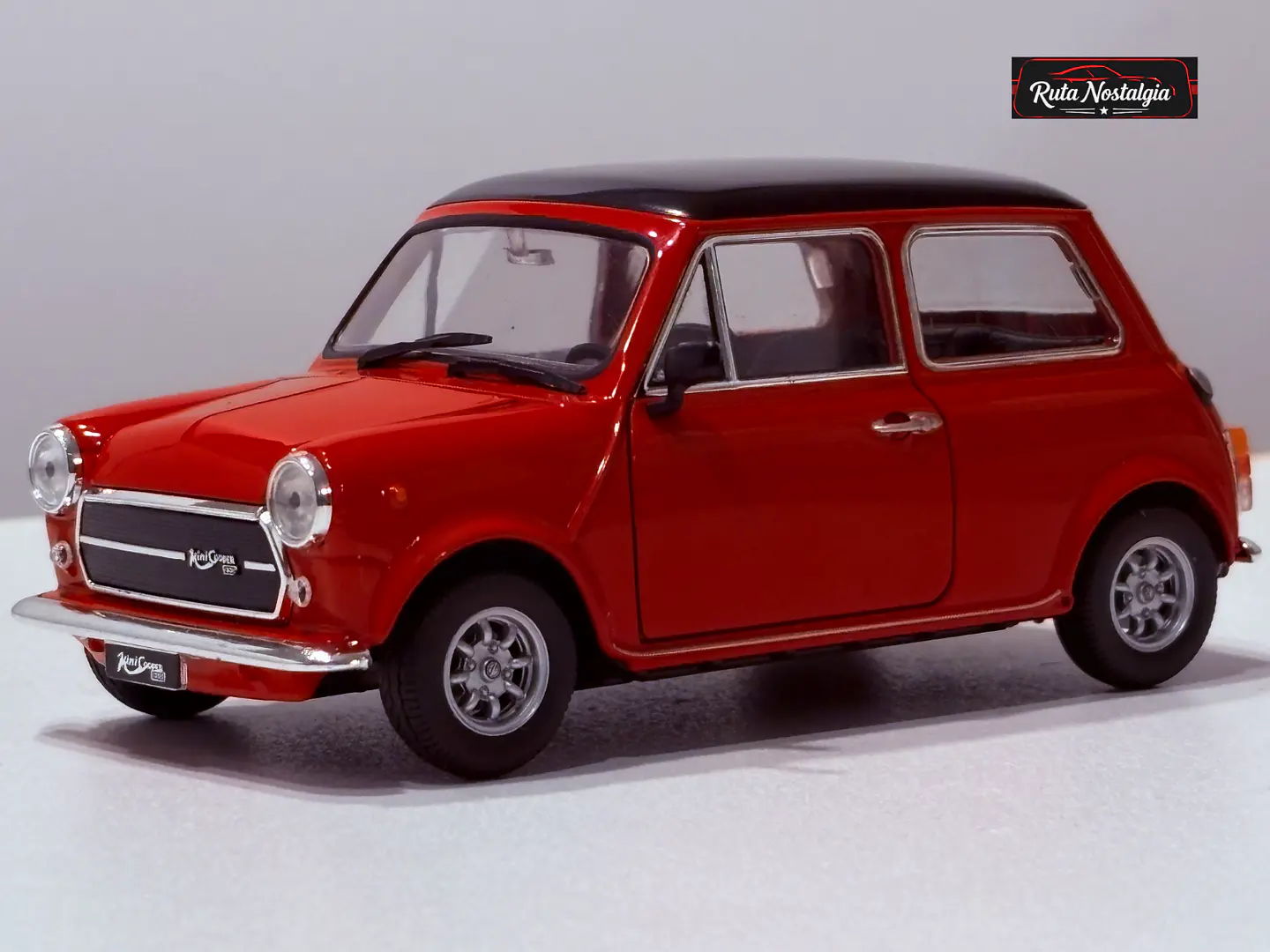 Mini Cooper 1300 1974 Welly 1:24  | Ícono británico en Chile 6