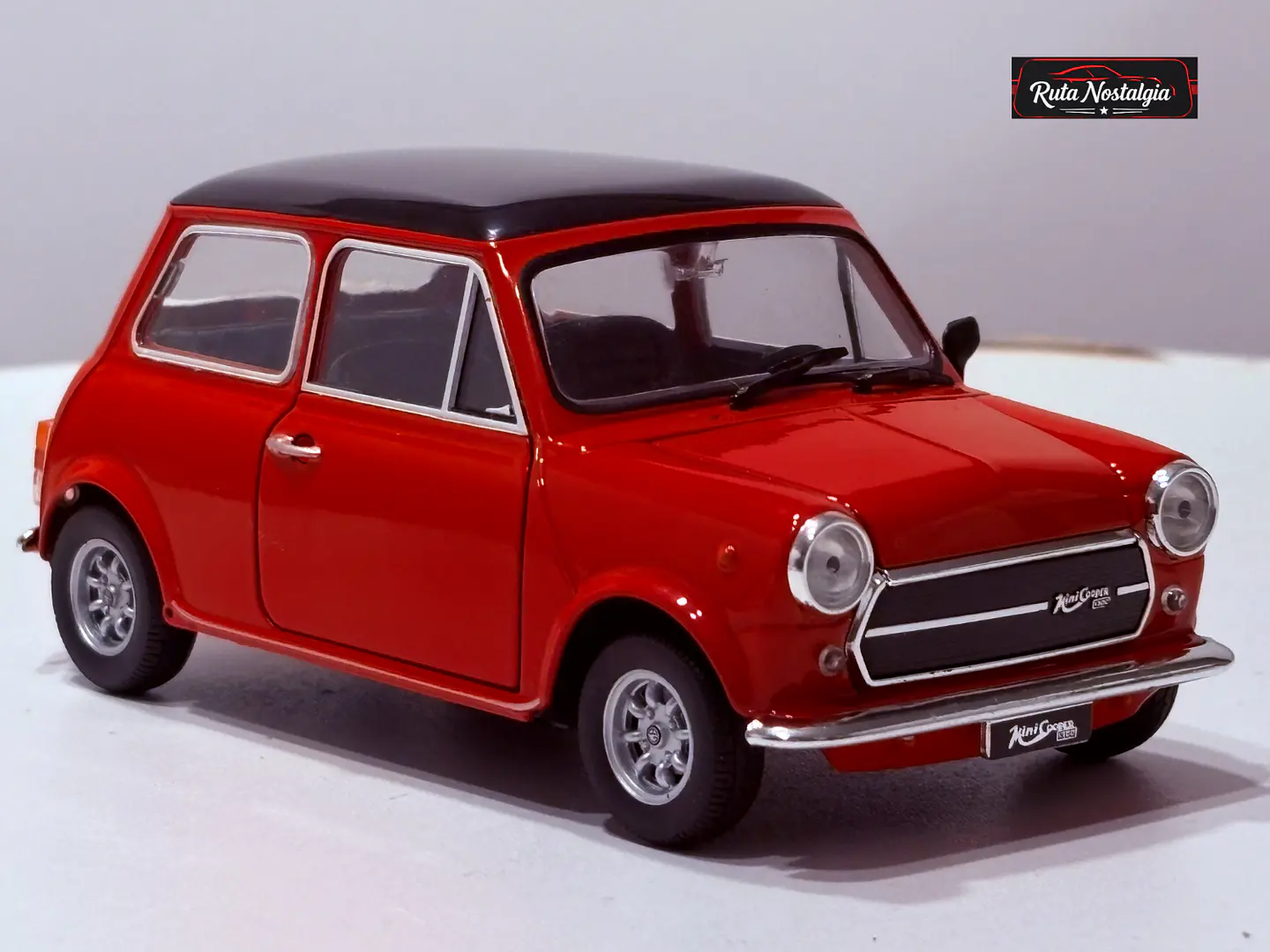 Mini Cooper 1300 1974 Welly 1:24  | Ícono británico en Chile 10