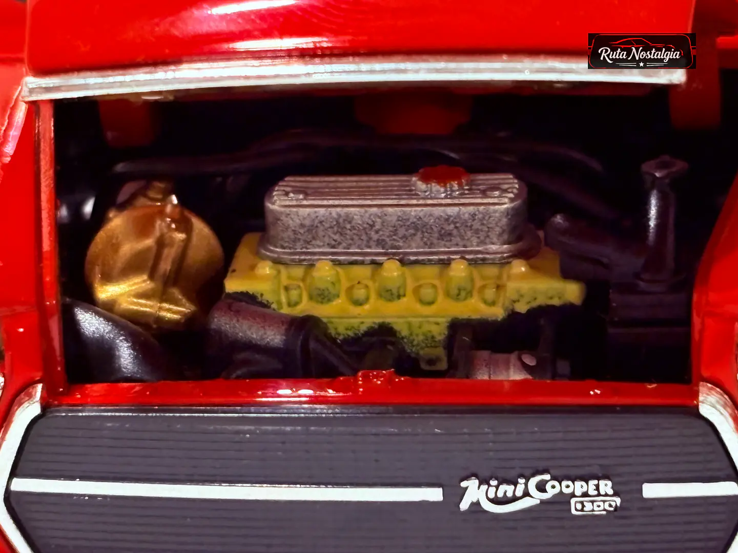 Mini Cooper 1300 1974 Welly 1:24  | Ícono británico en Chile 3