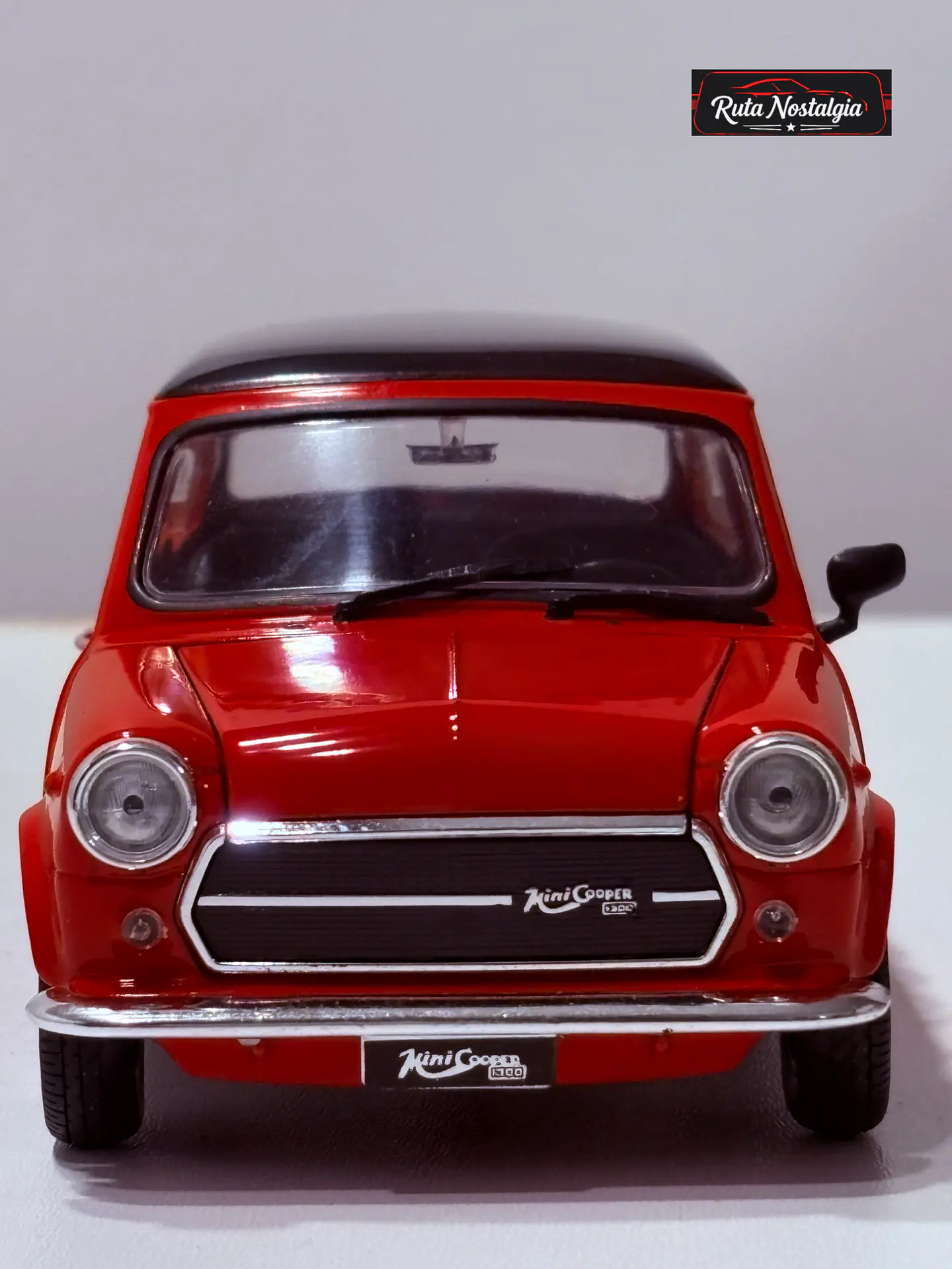 Mini Cooper 1300 1974 Welly 1:24  | Ícono británico en Chile 5