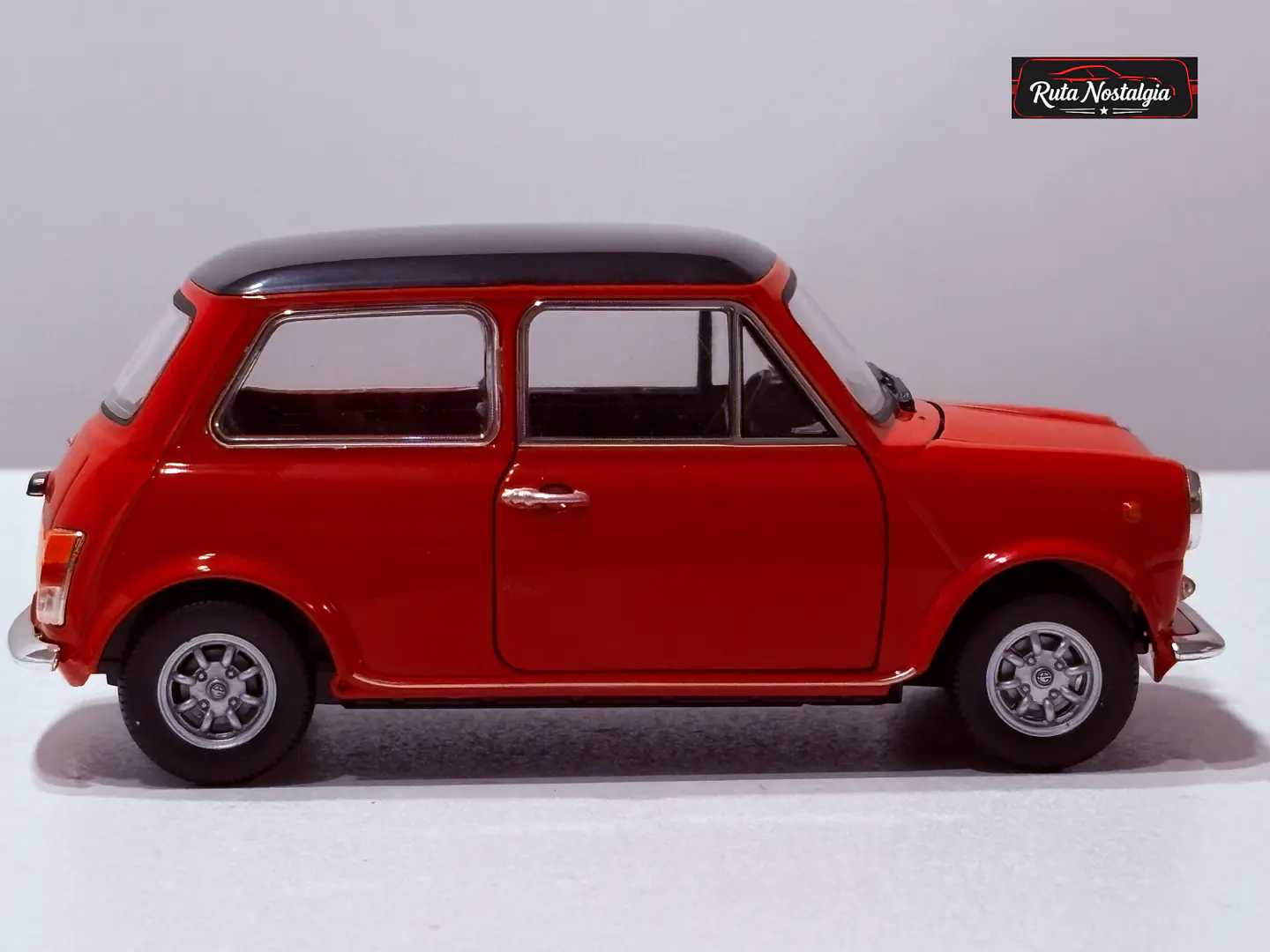 Mini Cooper 1300 1974 Welly 1:24  | Ícono británico en Chile 11