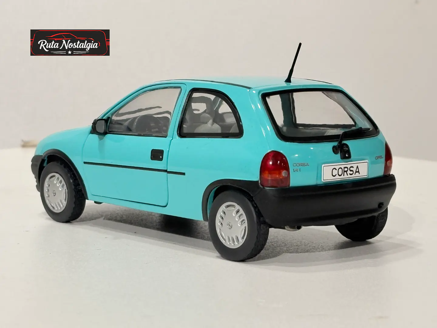 Opel Corsa B 1993 WhiteBox 1:24 | El auto de los 90's en Chile 6