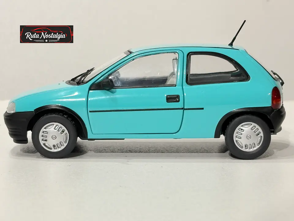 Opel Corsa B 1993 WhiteBox 1:24 | El auto de los 90's en Chile 5