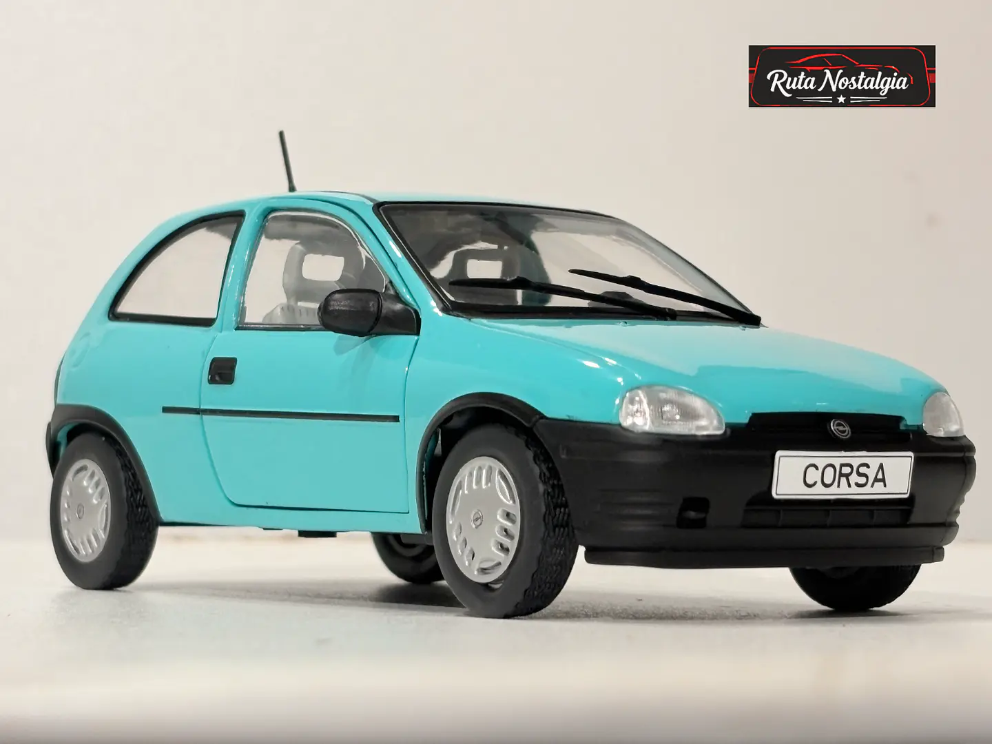 Opel Corsa B 1993 WhiteBox 1:24 | El auto de los 90's en Chile 9