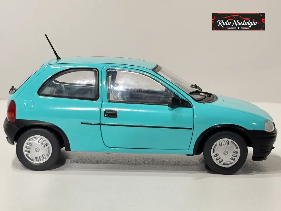 Opel Corsa B 1993 WhiteBox 1:24 | El auto de los 90's en Chile 8
