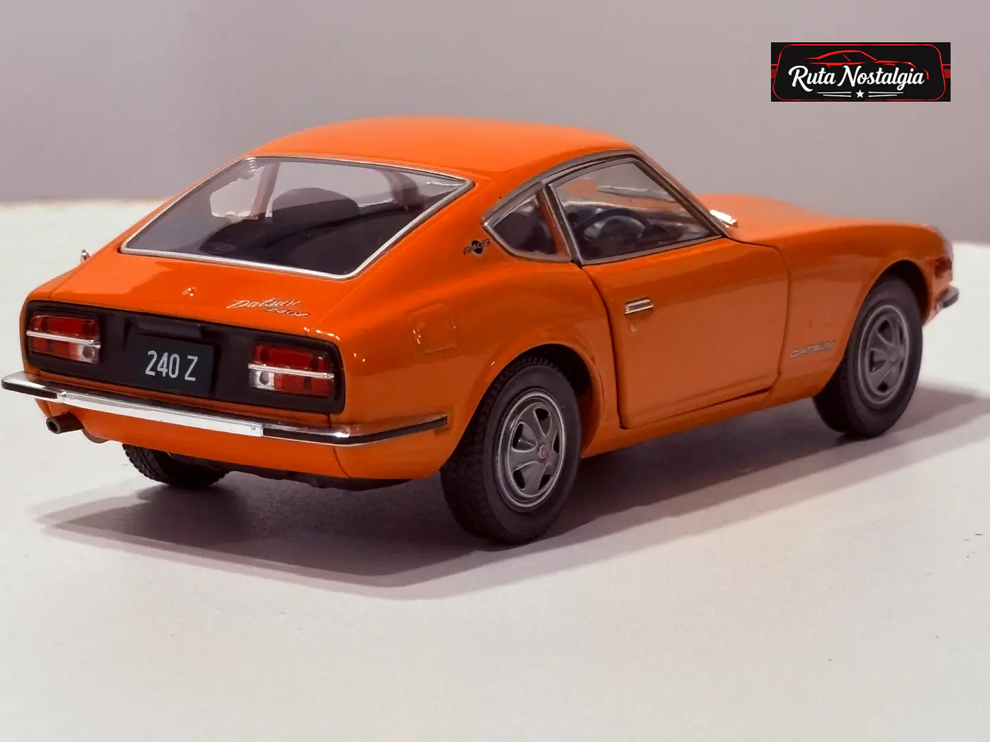 Datsun 240Z 1969 WhiteBox 1:24 Naranja | Fairlady Z RHD 8