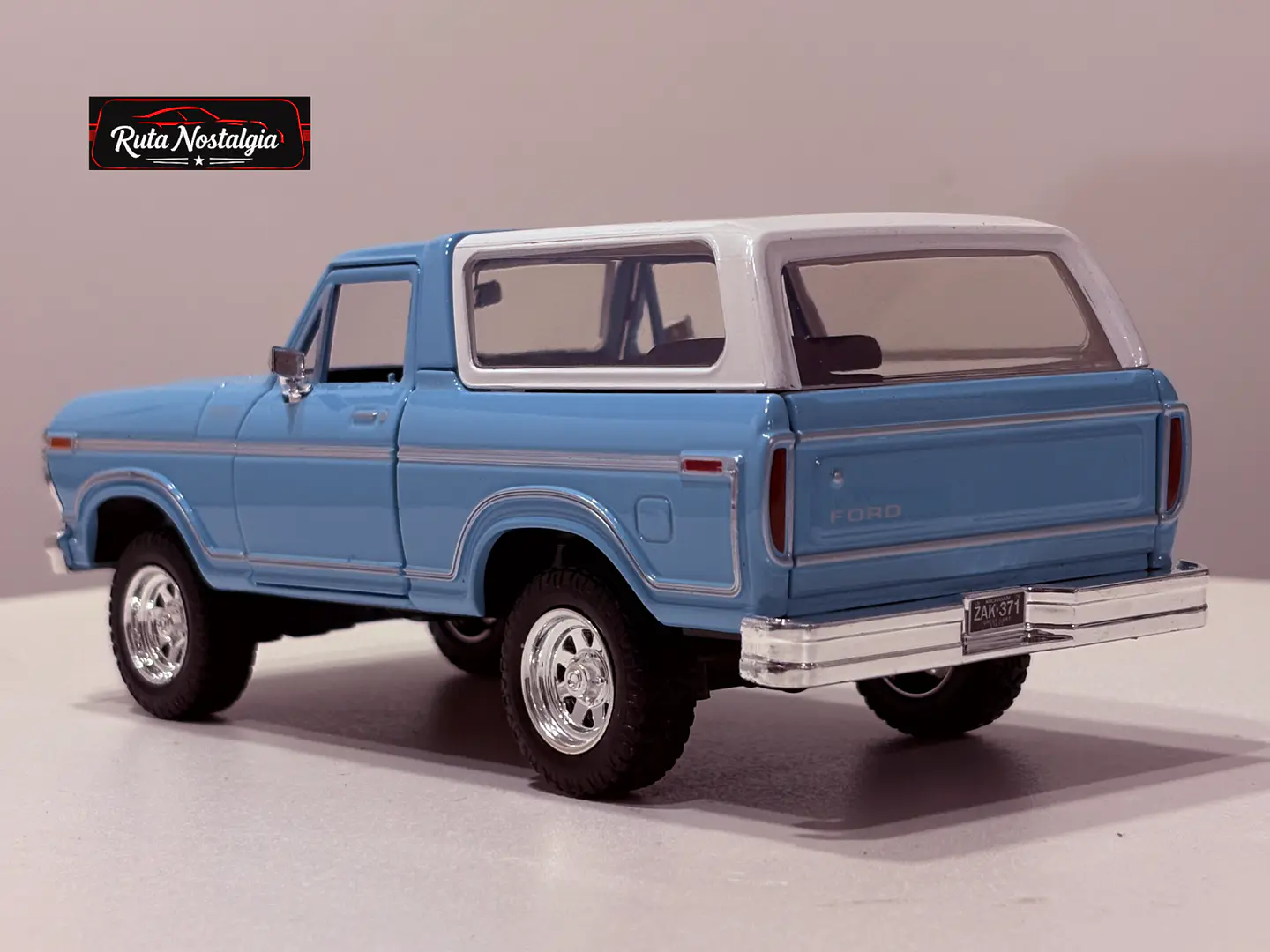 Ford Bronco Custom 1978 — Motormax 