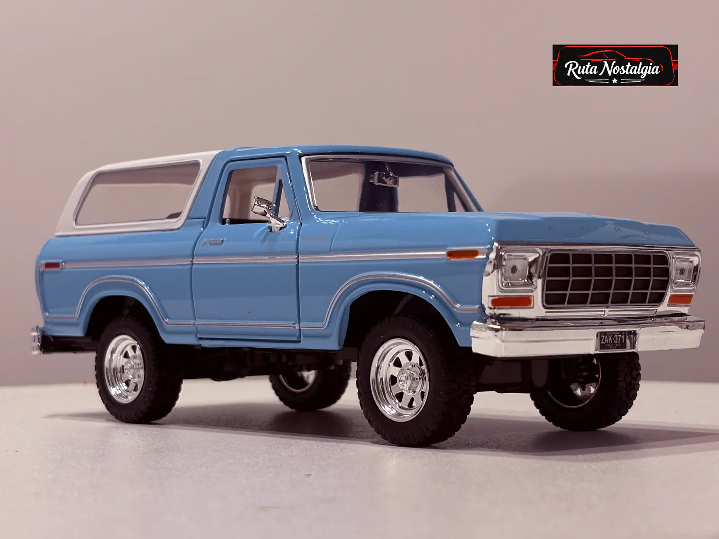 Ford Bronco Custom 1978 — Motormax 