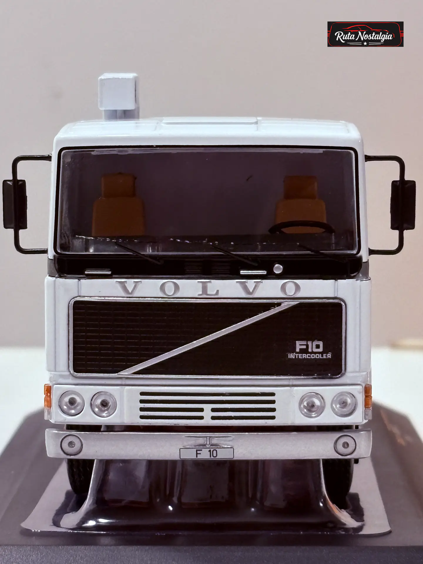 Volvo F10 1983 — IXO Models 1:43 | Blanco / Verde | Truck Cab premium de colección 2