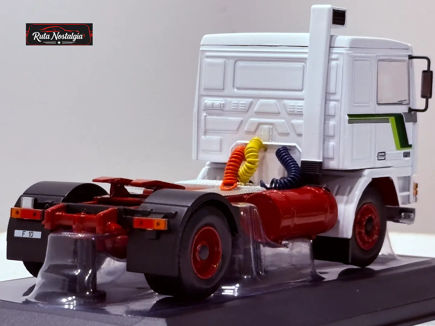 Volvo F10 1983 — IXO Models 1:43 | Blanco / Verde | Truck Cab premium de colección 4